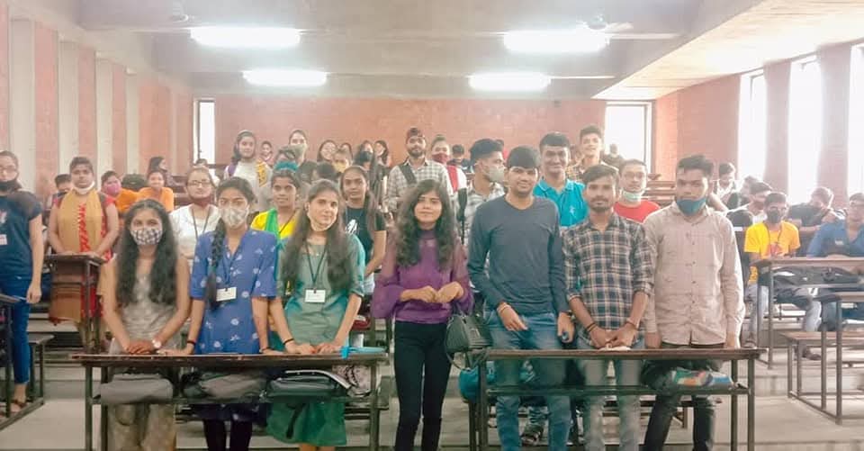 Students gathered after an AK Institute college outreach session
